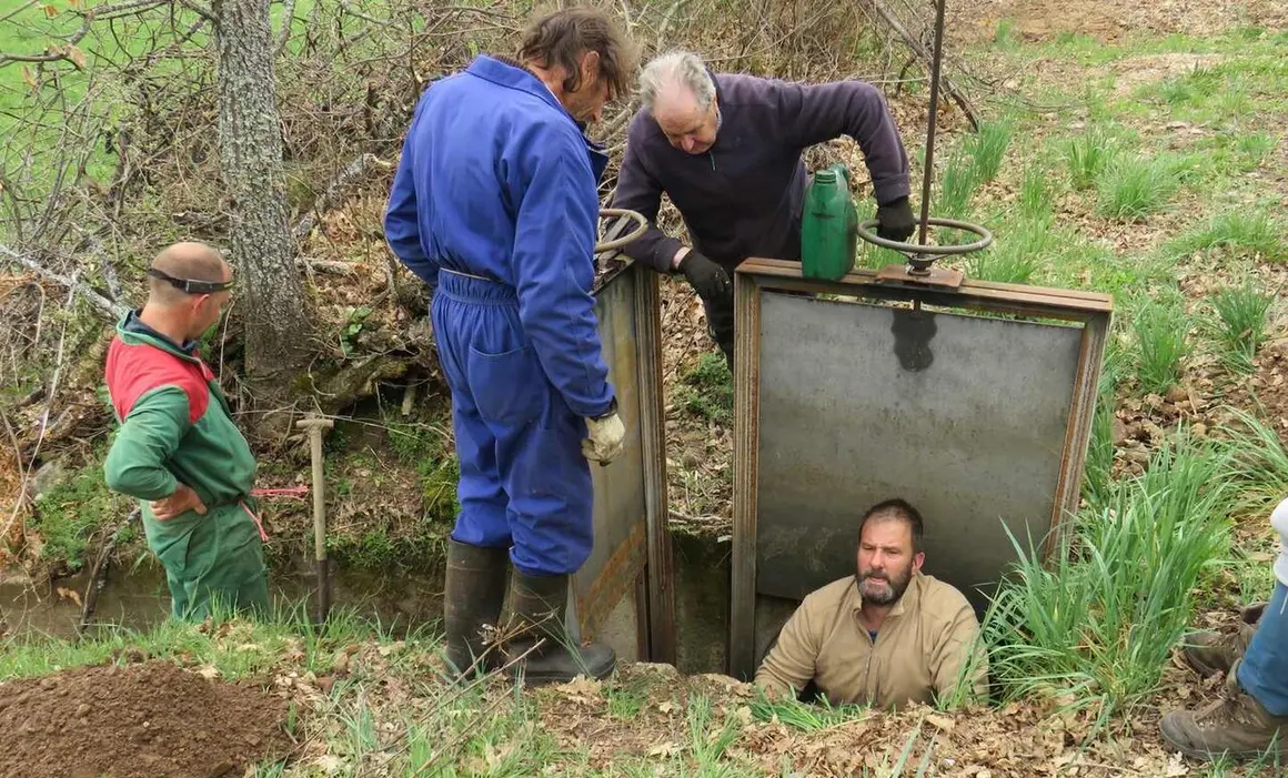 Las comunidades de regantes inician los trabajos de limpieza y mantenimiento de presas y acequias en toda la provincia, con el ejemplo de 'San Bartolom&eacute;'.&nbsp;Fotos: Miguel A. Gonz&aacute;lez Casta&ntilde;&oacute;n