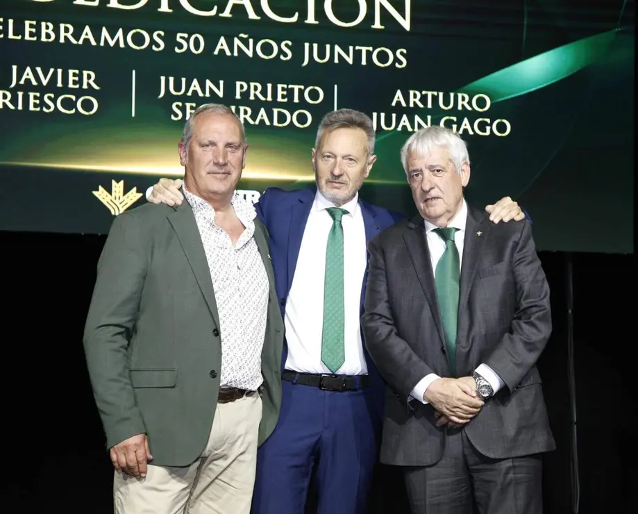 La Caja Rural de Zamora ha rendido homenaje a tres de sus trabajadores hist&oacute;ricos que han alcanzado los 50 a&ntilde;os de trayectoria profesional dentro de la entidad, un hito &ldquo;poco habitual en el contexto laboral actual&rdquo; y que simboliza medio siglo de compromiso y vocaci&oacute;n de servicio.