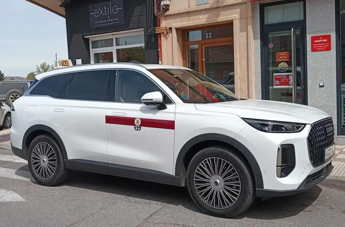El primer taxi Ebro de toda Espa&ntilde;a es leon&eacute;s. El primer veh&iacute;culo de la hist&oacute;rica marca Ebro adaptado como taxi en Espa&ntilde;a comenzar&aacute; a operar en Le&oacute;n de la mano del conductor Roberto Luis Ca&ntilde;&oacute;n, que ha apostado por innovaci&oacute;n, capacidad y eficiencia.