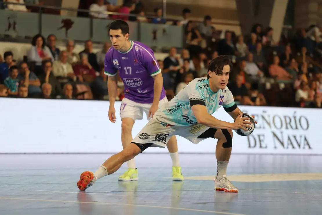 Remontada de car&aacute;cter del Ademar para doblegar a un valiente Guadalajara. El conjunto leon&eacute;s levanta un partido que lleg&oacute; a tener muy cuesta arriba tras un inicio demoledor de los visitantes y acaba imponi&eacute;ndose 34-31 en el Palacio. Fotos: Isaac Llamazares