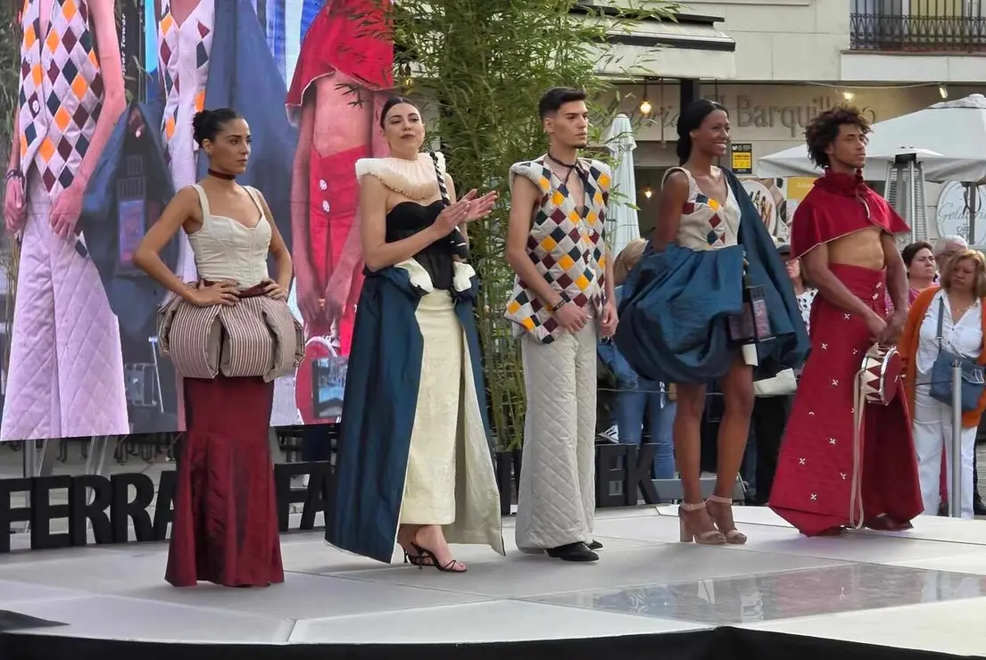 La II Ponferrada Fashion Week abre su programaci&oacute;n con un desfile urbano que re&uacute;ne a seis dise&ntilde;adores emergentes de Galicia y Madrid.