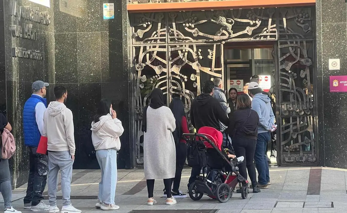 El Ayuntamiento de Le&oacute;n sigue concentrando colas para la obtenci&oacute;n de la documentaci&oacute;n previa, mientras se inicia la atenci&oacute;n presencial para la regularizaci&oacute;n con alta afluencia desde primera hora. Las colas ya fueron visibles la pasada semana y se repiten en la actual. Fotos: S. Garc&iacute;a | L. Ramajo