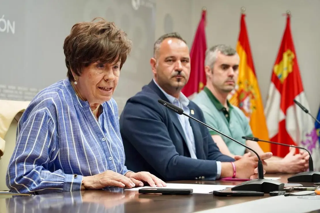 El diputado de Cultura, Arte y Patrimonio, Emilio Mart&iacute;nez Mor&aacute;n; la concejala de Acci&oacute;n y Promoci&oacute;n Cultural del Ayuntamiento de Le&oacute;n, Elena Aguado; y el presidente de la Asociaci&oacute;n de Libreros de Le&oacute;n, &Oacute;scar Garc&iacute;a Fern&aacute;ndez, presentan el D&iacute;a del Libro 2026