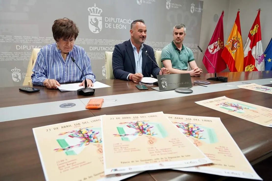 El diputado de Cultura, Arte y Patrimonio, Emilio Mart&iacute;nez Mor&aacute;n; la concejala de Acci&oacute;n y Promoci&oacute;n Cultural del Ayuntamiento de Le&oacute;n, Elena Aguado; y el presidente de la Asociaci&oacute;n de Libreros de Le&oacute;n, &Oacute;scar Garc&iacute;a Fern&aacute;ndez, presentan el D&iacute;a del Libro 2026