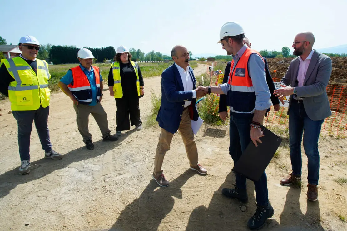 El presidente de la Confederaci&oacute;n del Mi&ntilde;o-Sil, Jos&eacute; Antonio Quiroga (2D), junto al alcalde de Camponaraya (Le&oacute;n ), Eduardo Mor&aacute;n (D), la alcaldesa de Cacabelos (Le&oacute;n), Irene Gonz&aacute;lez, y el subdelegado del Gobierno en Le&oacute;n, H&eacute;ctor Alaiz (2I), durante la visita a las obras de emergencia que el organismo de cuenca hace en el saneamiento del Bierzo Bajo