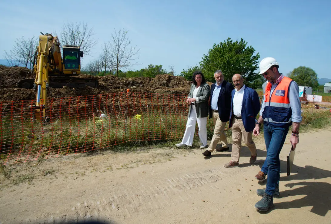El presidente de la Confederaci&oacute;n del Mi&ntilde;o-Sil, Jos&eacute; Antonio Quiroga (2D), junto al alcalde de Camponaraya (Le&oacute;n ), Eduardo Mor&aacute;n (D), la alcaldesa de Cacabelos (Le&oacute;n), Irene Gonz&aacute;lez, y el subdelegado del Gobierno en Le&oacute;n, H&eacute;ctor Alaiz (2I), durante la visita a las obras de emergencia que el organismo de cuenca hace en el saneamiento del Bierzo Bajo