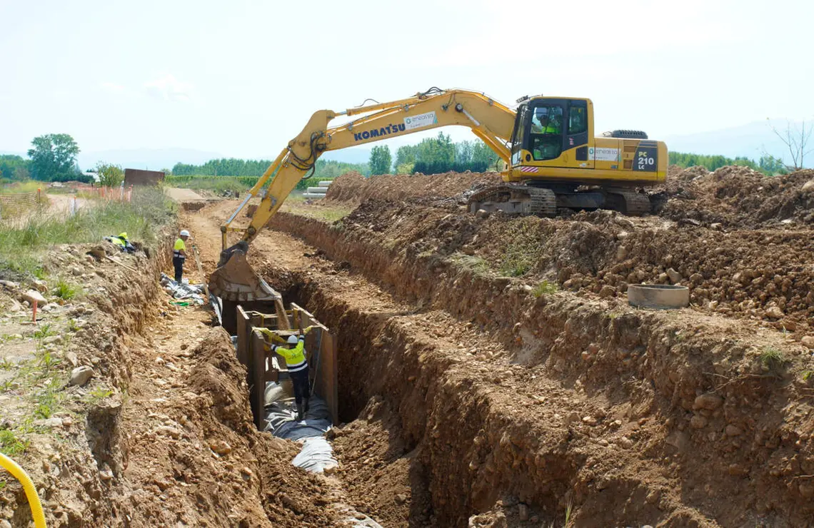 El presidente de la Confederaci&oacute;n del Mi&ntilde;o-Sil, Jos&eacute; Antonio Quiroga (2D), junto al alcalde de Camponaraya (Le&oacute;n ), Eduardo Mor&aacute;n (D), la alcaldesa de Cacabelos (Le&oacute;n), Irene Gonz&aacute;lez, y el subdelegado del Gobierno en Le&oacute;n, H&eacute;ctor Alaiz (2I), durante la visita a las obras de emergencia que el organismo de cuenca hace en el saneamiento del Bierzo Bajo