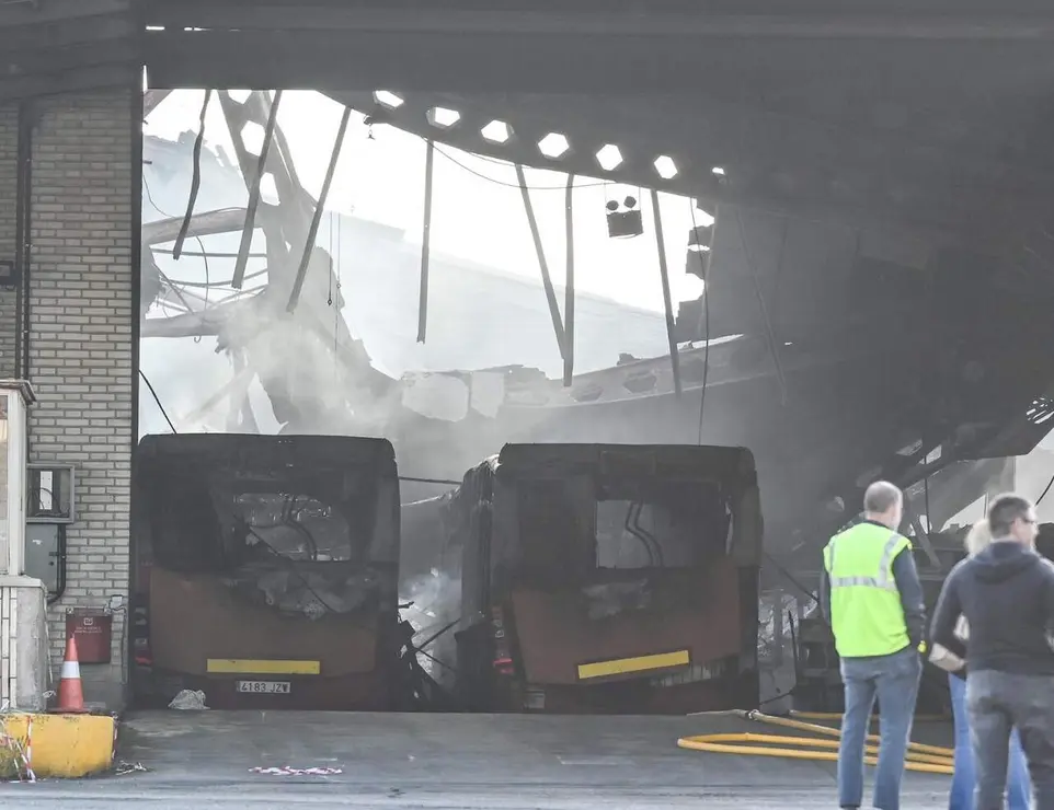 Un incendio ha causado importantes da&ntilde;os en las cocheras municipales de Burgos, con varios veh&iacute;culos calcinados. Fotos: Ricardo Ord&oacute;&ntilde;ez