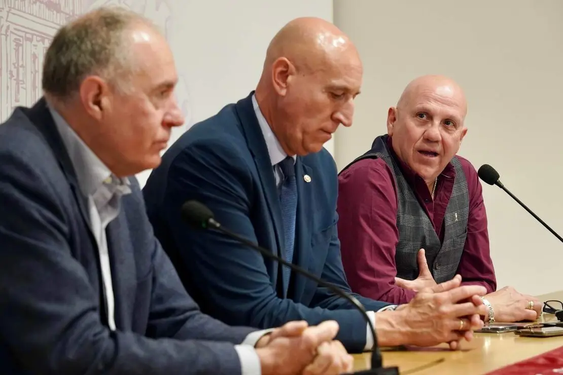 El alcalde de Le&oacute;n, Jos&eacute; Antonio Diez, presenta el V Camino a la Libertad junto al portavoz del Grupo Municipal de Uni&oacute;n del Pueblo Leon&eacute;s, Eduardo L&oacute;pez Sendino, y Carlos Gonz&aacute;lez, de Conceyu Pa&iacute;s Llion&eacute;s