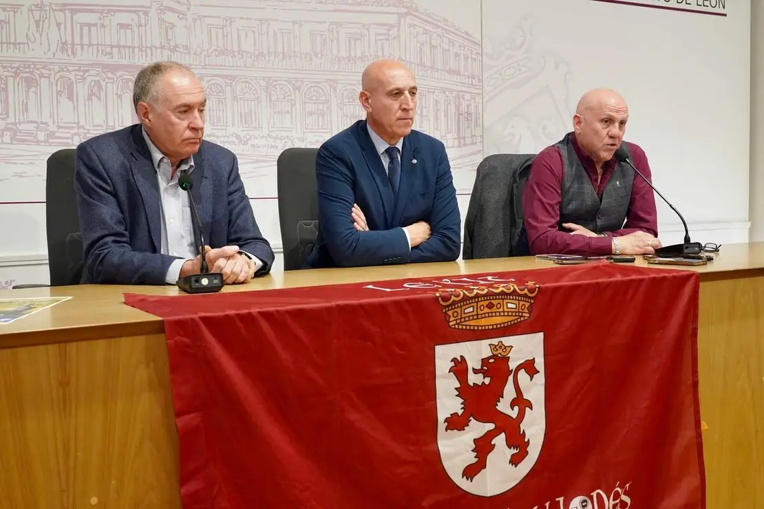 El alcalde de Le&oacute;n, Jos&eacute; Antonio Diez, presenta el V Camino a la Libertad junto al portavoz del Grupo Municipal de Uni&oacute;n del Pueblo Leon&eacute;s, Eduardo L&oacute;pez Sendino, y Carlos Gonz&aacute;lez, de Conceyu Pa&iacute;s Llion&eacute;s