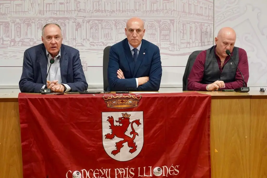 El alcalde de Le&oacute;n, Jos&eacute; Antonio Diez, presenta el V Camino a la Libertad junto al portavoz del Grupo Municipal de Uni&oacute;n del Pueblo Leon&eacute;s, Eduardo L&oacute;pez Sendino, y Carlos Gonz&aacute;lez, de Conceyu Pa&iacute;s Llion&eacute;s