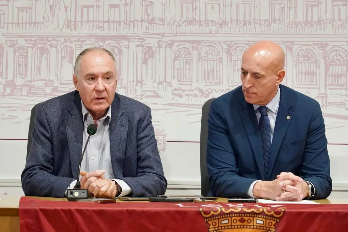 El alcalde de Le&oacute;n, Jos&eacute; Antonio Diez, presenta el V Camino a la Libertad junto al portavoz del Grupo Municipal de Uni&oacute;n del Pueblo Leon&eacute;s, Eduardo L&oacute;pez Sendino, y Carlos Gonz&aacute;lez, de Conceyu Pa&iacute;s Llion&eacute;s