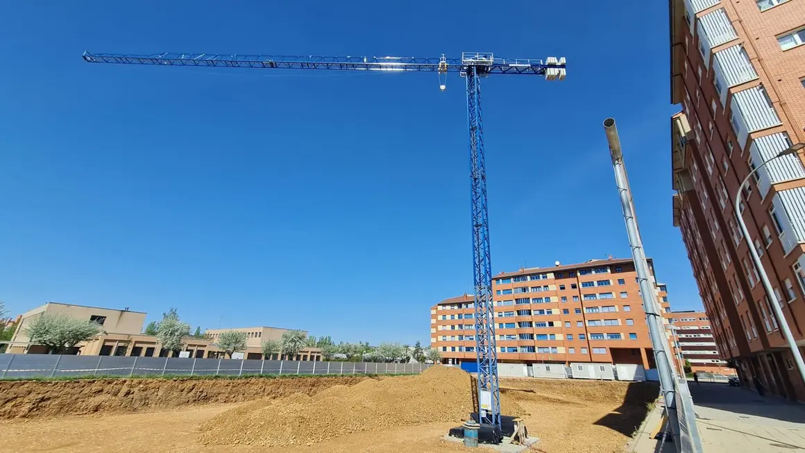 Las m&aacute;quinas ya trabajan en la parcela situada entre las calles Comandante Cortizo y Vega de Infanzones, en Le&oacute;n, donde ha comenzado la construcci&oacute;n del nuevo polideportivo destinado a reforzar las instalaciones deportivas del CEIP Camino del Norte y el IES Eras de Renueva.