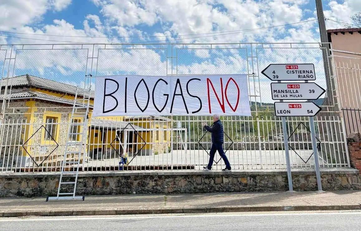 Retiran en Vidanes una pancarta contra el biog&aacute;s tras dos d&iacute;as. La asociaci&oacute;n EslaVIDA accede a retirarla tras las presiones vecinales.