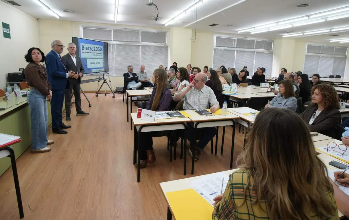 El presidente del Consejo Comarcal del Bierzo, Olegario Ram&oacute;n, junto a la consejera comarcal de Formaci&oacute;n, Empleo y Agenda 2030, Laura Fern&aacute;ndez, y el director de la UNED de Ponferrada, Jorge Vega, durante la jornada de inauguraci&oacute;n del proyecto 'Territorio Azul'. Foto: Peio Garc&iacute;a.