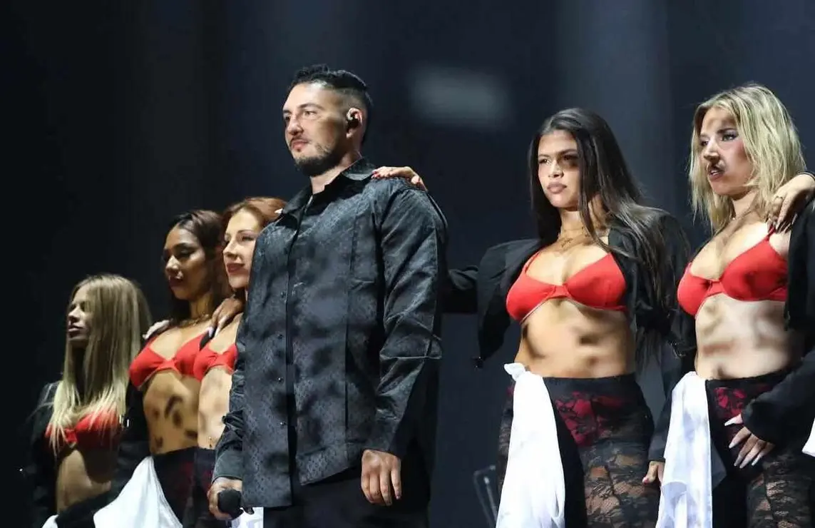 La m&uacute;sica de Omar Montes y M&auml;go de Oz convierte la v&iacute;spera del 23 de abril en una gran celebraci&oacute;n multitudinaria con fuerte presencia de s&iacute;mbolos leoneses. Fotos: C&eacute;sar S&aacute;nchez | Luc&iacute;a Ramajo