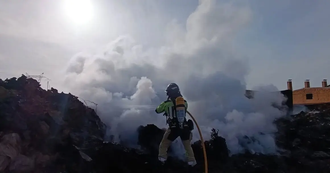 La Polic&iacute;a abre una investigaci&oacute;n por la reactivaci&oacute;n de un incendio en una nave industrial de La Ba&ntilde;eza. Foto: Bomberos Sepeis Diputaci&oacute;n de Le&oacute;n.