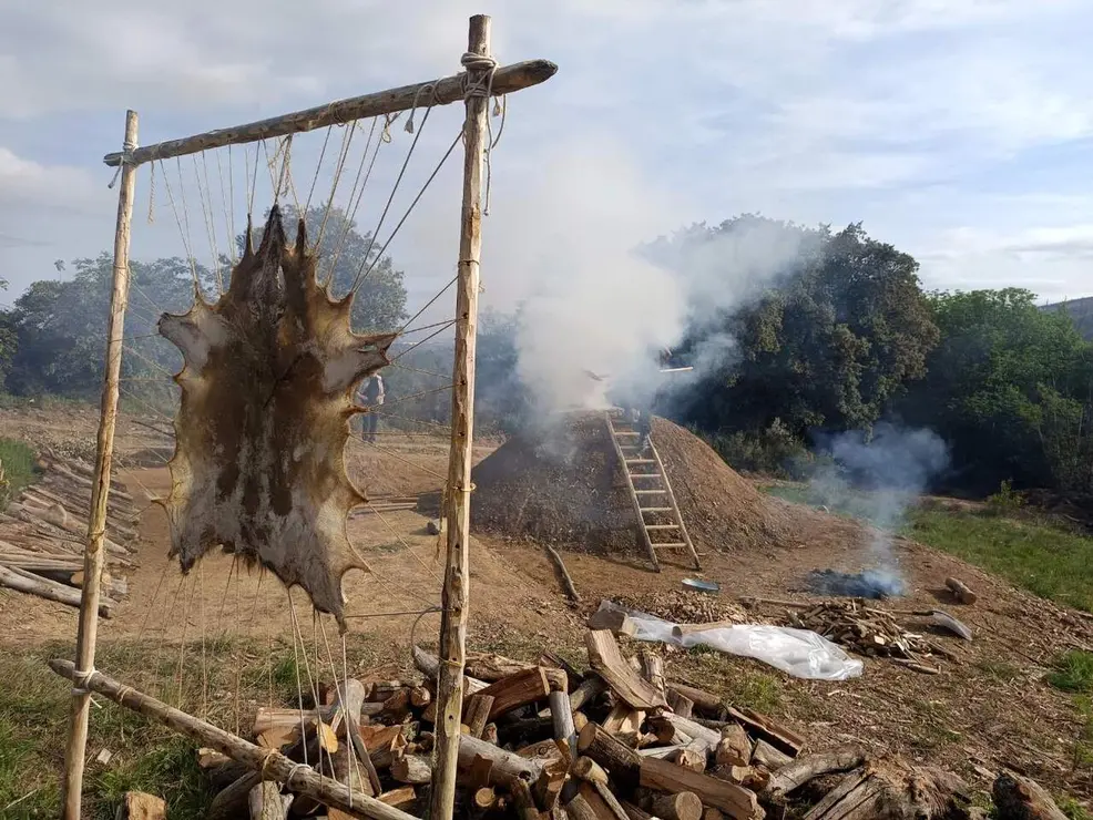 Arranca en el Soto de Villar una carbonera tradicional como ejemplo de gesti&oacute;n forestal y bioeconom&iacute;a en El Bierzo. Foto: Asoc. Bierzo Vivo.