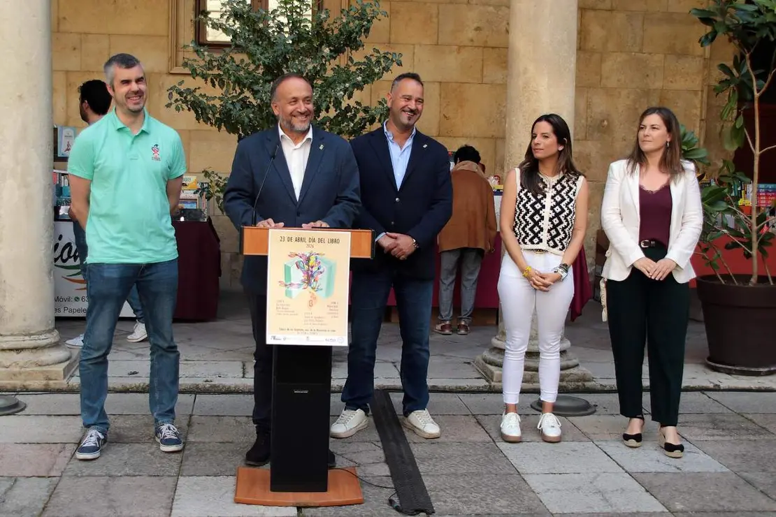 El presidente de la Diputaci&oacute;n de Le&oacute;n, Gerardo &Aacute;lvarez Courel, y el diputado de Cultura, Arte y Patrimonio, Emilio Mart&iacute;nez, participan en la apertura oficial del D&iacute;a del Libro. Foto: Peio Garc&iacute;a.