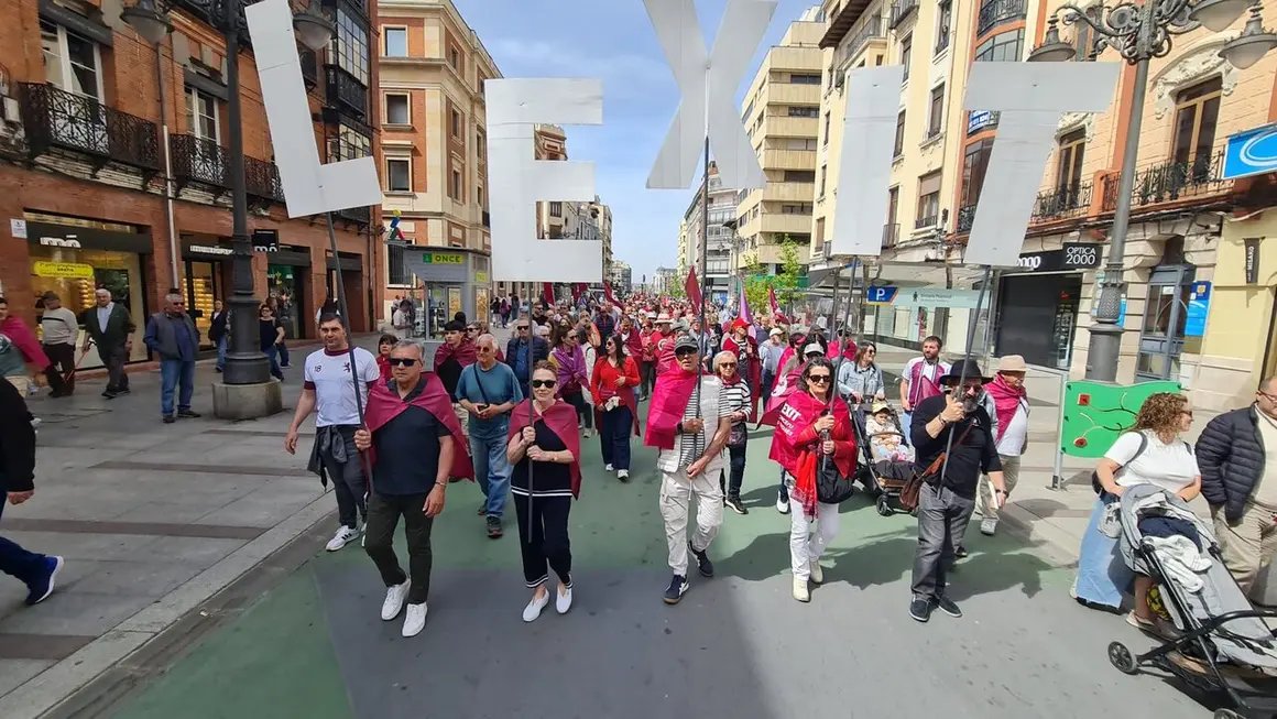 Alrededor de mil asistentes participaron este jueves, 23 de abril, en la quinta edici&oacute;n del denominado Camino a la Libertad, una cita reivindicativa impulsada por Conceyu Pa&iacute;s Llion&eacute;s y Xuntanza Llionesista. El 'Lexit' se ha dejado ver en la marcha.