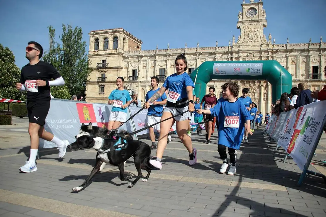 El delegado territorial, Eduardo Diego, participa en una carrera popular por la inclusi&oacute;n en el D&iacute;a de la Comunidad. Foto: Peio Garc&iacute;a.