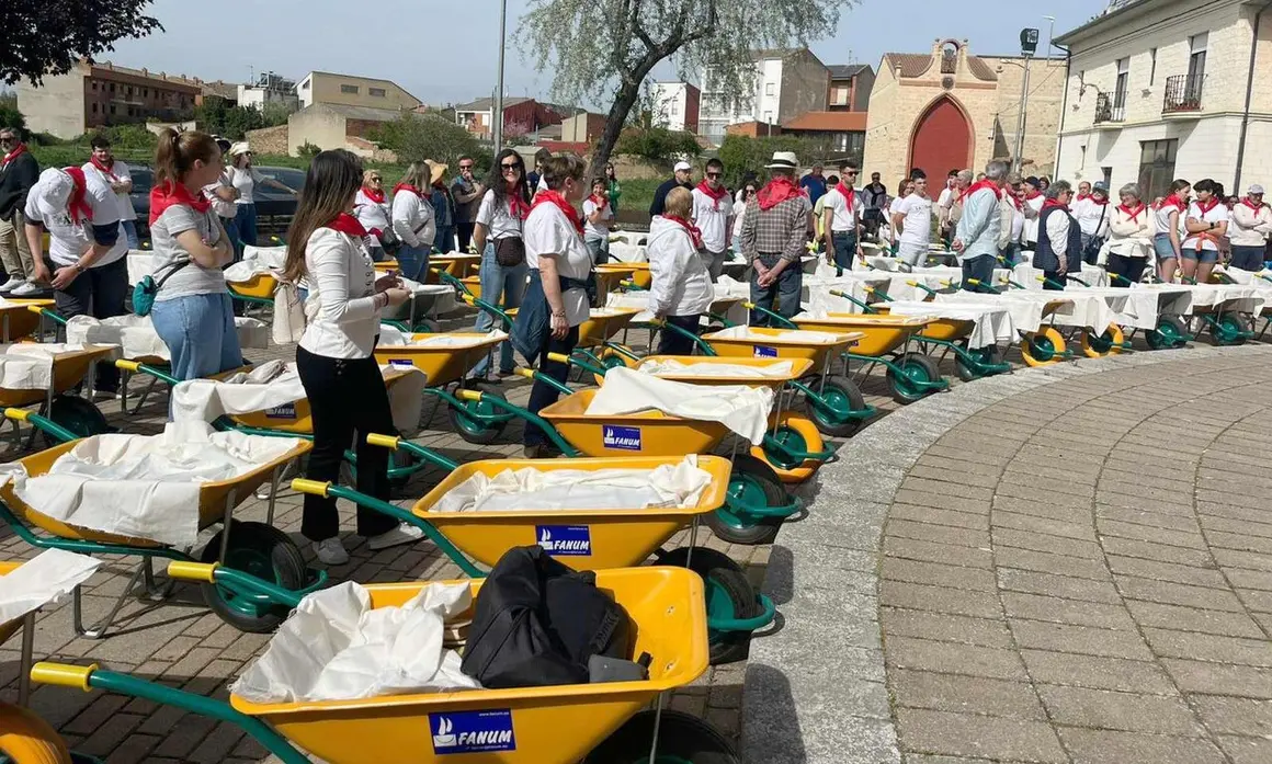La ciudad de Astorga volvi&oacute; a convertir sus calles en un espacio de encuentro con la lectura con motivo del D&iacute;a del Libro, gracias a la XIII Carretillada de Libros Libres organizada por la asociaci&oacute;n vecinal Los Arrieros. La actividad reuni&oacute; a decenas de participantes y permiti&oacute; poner en circulaci&oacute;n m&aacute;s de 3.000 ejemplares.