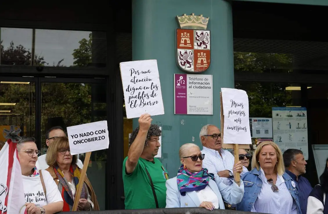 La plataforma OncoBierzo celebra su concentraci&oacute;n mensual ante la sede de la Junta en Ponferrada para reclamar mejoras sanitarias en la comarca del Bierzo. Foto: C&eacute;sar S&aacute;nchez.
