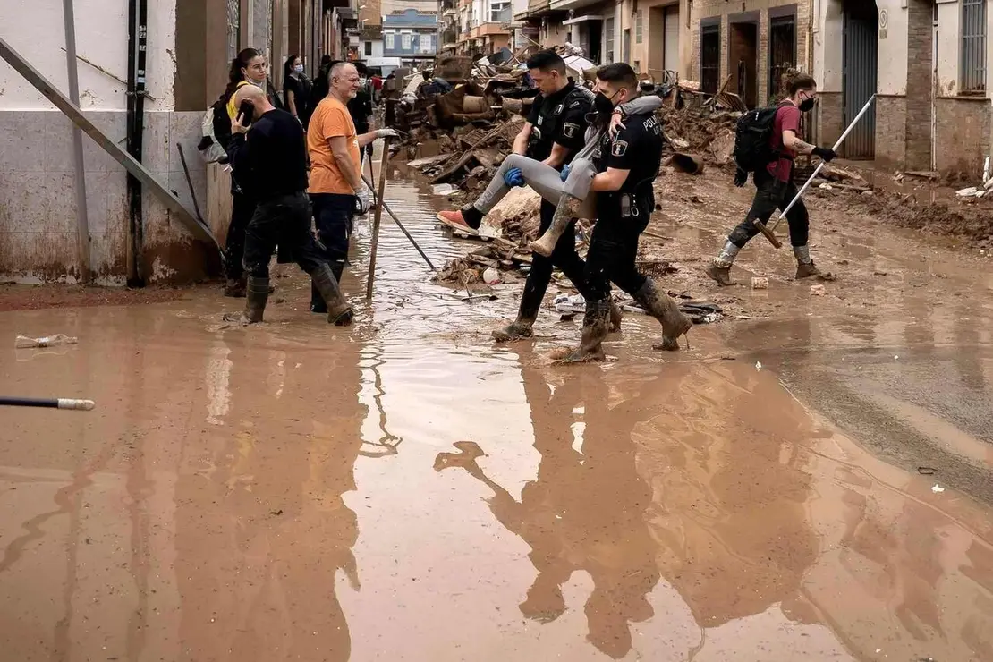 Servicio humanitario durante los d&iacute;as m&aacute;s duros de la DANA en Paiporta (1Premio)