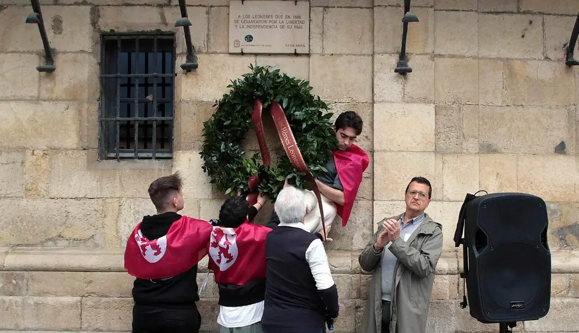 Le&oacute;n honra a sus h&eacute;roes del 24 de abril. La ciudad recuerda el levantamiento de 1808 con una ofrenda en la Plaza Mayor y m&uacute;sica tradicional por sus calles. Fotos: Peio Garc&iacute;a