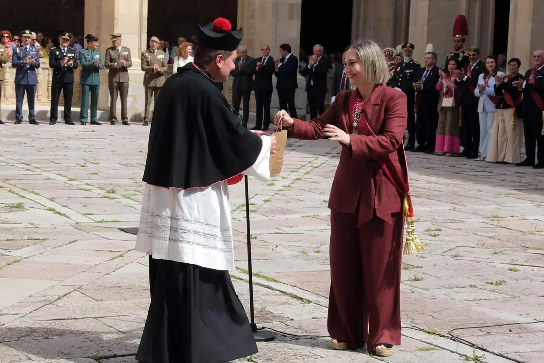 Le&oacute;n acoge la tradicional ceremonia de Las Cabezadas, que este a&ntilde;o enfrenta al abad del Cabildo de san Isidoro, Luis Garc&iacute;a, y a la concejala de Comercio, Consumo y Fiestas, Camino Orejas. Foto: Peio Garc&iacute;a.