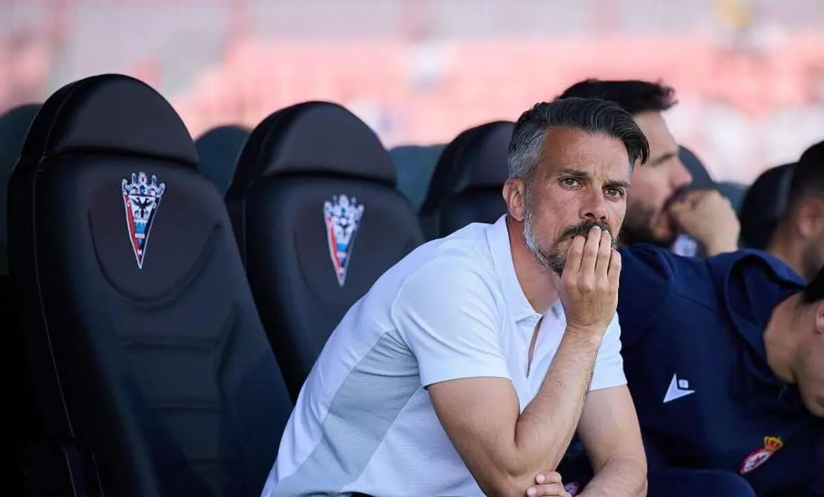 Rub&eacute;n de la Barrera, entrenador de la Cultural y Deportiva Leonesa, durante el encuentro ante el Mirand&eacute;s.
