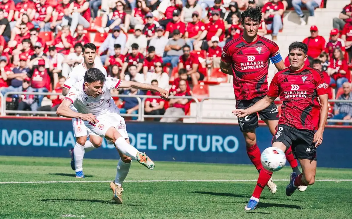 La derrota en Anduva condena a la Cultural a un destino que llevaba meses escribi&eacute;ndose entre errores y resignaci&oacute;n. En la imagen, Chac&oacute;n logra el 1-1.
