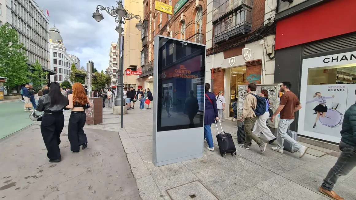 Ordo&ntilde;o II se reinventa: m&aacute;s paseo, m&aacute;s p&uacute;blico y nuevos negocios en el coraz&oacute;n comercial de Le&oacute;n. La apertura de una perfumer&iacute;a, la posible llegada de VIPS y la ampliaci&oacute;n de Stradivarius evidencian el reverdecer econ&oacute;mico de la avenida, impulsado por el flujo constante de leoneses y visitantes.