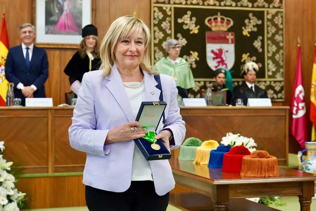 La Universidad de Le&oacute;n celebra la festividad de su patr&oacute;n, san Isidoro en un acto acad&eacute;mico en el que se har&aacute; entrega de la Medalla Reina Urraca a la presidenta del Tribunal Superior de Justicia de Castilla y Le&oacute;n, Ana del Ser, y de la Medalla de Oro a t&iacute;tulo p&oacute;stumo al profesor Gerardo Villa. Fotos: Campillo