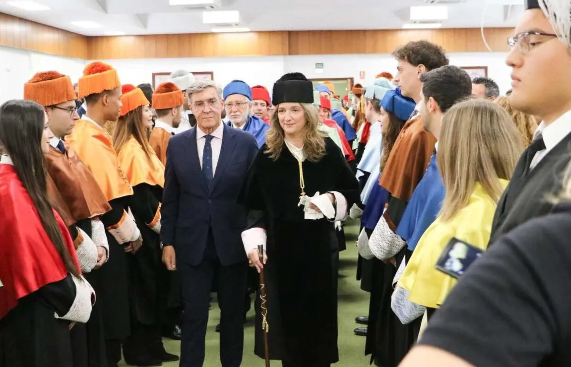 La Universidad de Le&oacute;n celebr&oacute; este lunes la festividad de su patr&oacute;n, San Isidoro, en un acto acad&eacute;mico marcado por las reivindicaciones de futuro y el reconocimiento a figuras destacadas. Durante la ceremonia se hizo entrega de la Medalla Reina Urraca a Ana del Ser, presidenta del Tribunal Superior de Justicia de Castilla y Le&oacute;n, y de la Medalla de Oro, a t&iacute;tulo p&oacute;stumo, al profesor Gerardo Villa.
