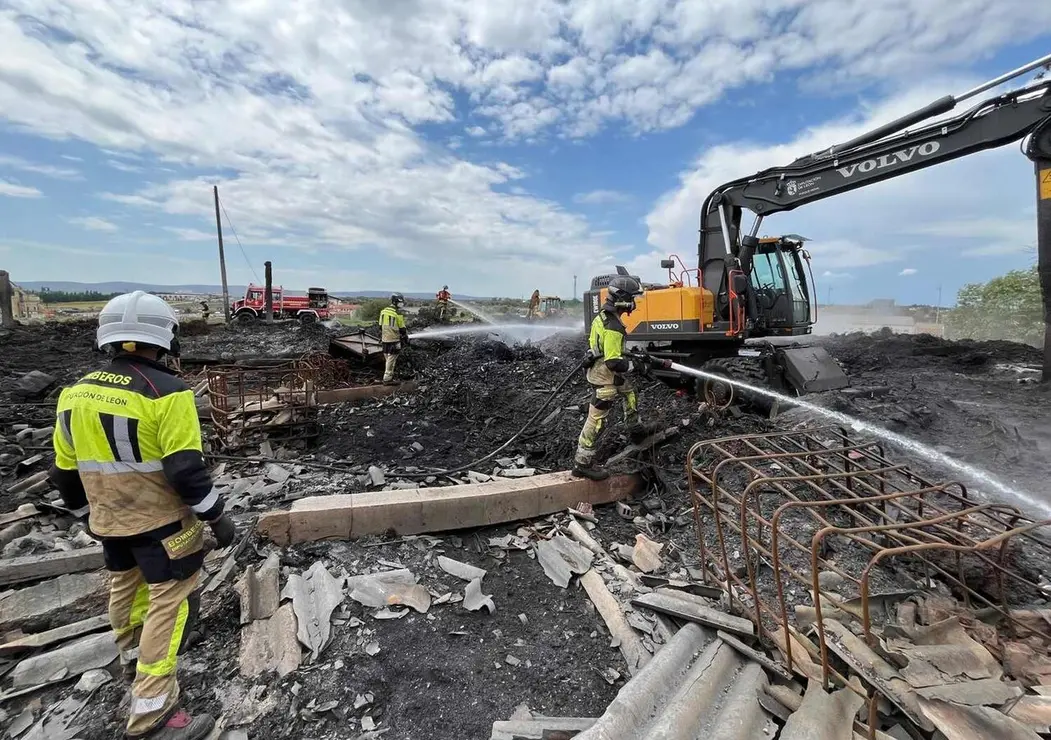 El incendio declarado el pasado 18 de marzo en una nave de almacenamiento de pl&aacute;sticos en La Ba&ntilde;eza contin&uacute;a activo 41 d&iacute;as despu&eacute;s de su origen, evidenciando la complejidad de este siniestro industrial. El Sepeis interviene en la zona para mitigar los efectos.