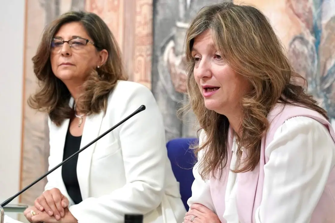 La rectora de la Universidad de Le&oacute;n, Nuria Gonz&aacute;lez; la vicerrectora de Inclusi&oacute;n, Igualdad y Proyecci&oacute;n Social, Raquel Dom&iacute;nguez, y el director del &aacute;rea de Extensi&oacute;n Universitaria, Ra&uacute;l Barba, presentan la programaci&oacute;n de los Cursos de Verano 2026