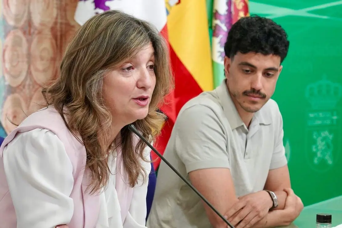 La rectora de la Universidad de Le&oacute;n, Nuria Gonz&aacute;lez; la vicerrectora de Inclusi&oacute;n, Igualdad y Proyecci&oacute;n Social, Raquel Dom&iacute;nguez, y el director del &aacute;rea de Extensi&oacute;n Universitaria, Ra&uacute;l Barba, presentan la programaci&oacute;n de los Cursos de Verano 2026