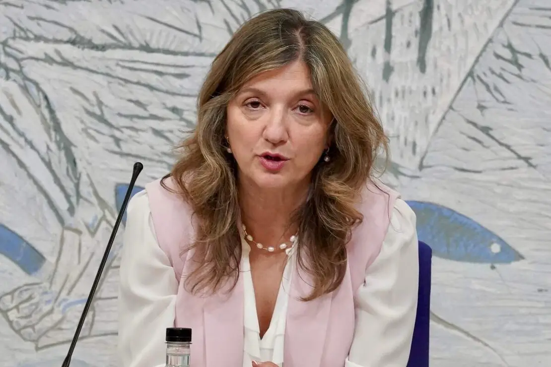 La rectora de la Universidad de Le&oacute;n, Nuria Gonz&aacute;lez; la vicerrectora de Inclusi&oacute;n, Igualdad y Proyecci&oacute;n Social, Raquel Dom&iacute;nguez, y el director del &aacute;rea de Extensi&oacute;n Universitaria, Ra&uacute;l Barba, presentan la programaci&oacute;n de los Cursos de Verano 2026