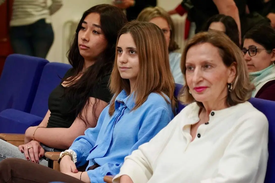 La rectora de la Universidad de Le&oacute;n, Nuria Gonz&aacute;lez; la vicerrectora de Inclusi&oacute;n, Igualdad y Proyecci&oacute;n Social, Raquel Dom&iacute;nguez, y el director del &aacute;rea de Extensi&oacute;n Universitaria, Ra&uacute;l Barba, presentan la programaci&oacute;n de los Cursos de Verano 2026