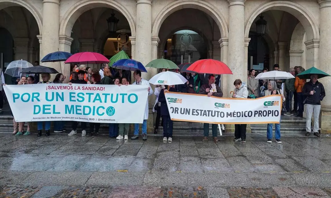 Le&oacute;n acoge una manifestaci&oacute;n de m&eacute;dicos en el marco de las movilizaciones del sector contra el Estatuto Marco que plantea el Ministerio de Sanidad, con la asistencia del presidente de la Confederaci&oacute;n Espa&ntilde;ola de Sindicatos M&eacute;dicos en Castilla y Le&oacute;n, Jos&eacute; Luis D&iacute;az Villarig&nbsp;