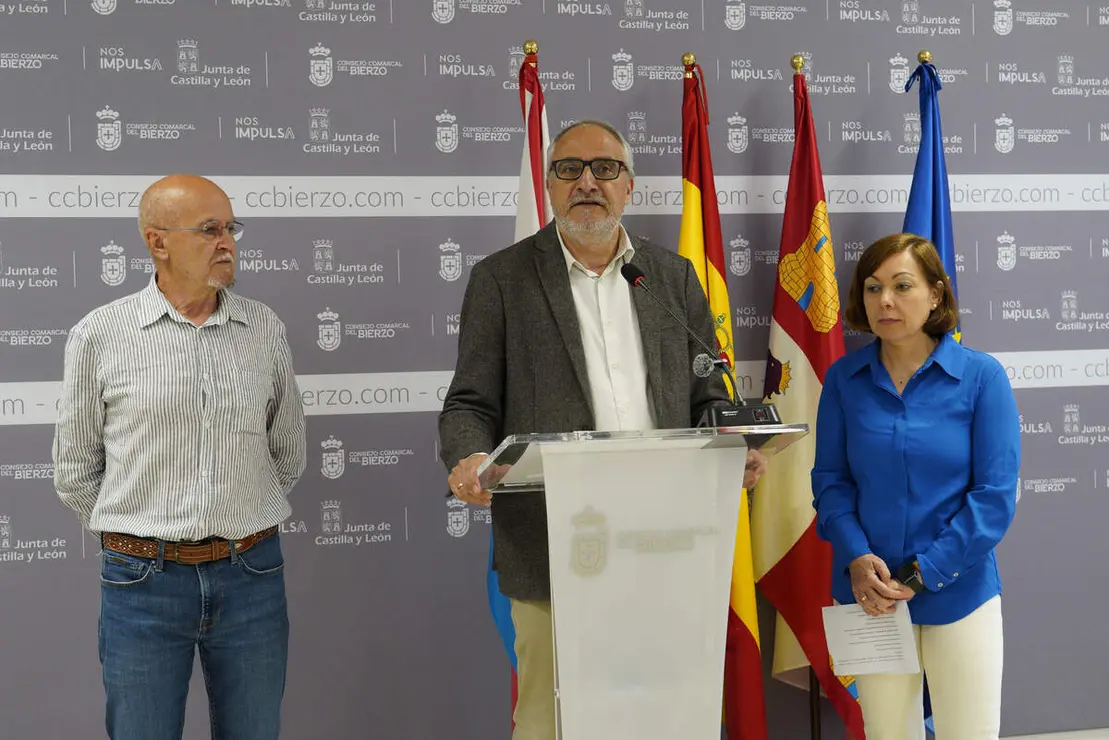 El presidente del Consejo Comarcal, Olegario Ram&oacute;n,  junto a la gerente del Banco de Tierras del Bierzo, Beatriz Anievas, informan sobre las nuevas actividades que organiza la instituci&oacute;n para el fomento de la actividad agr&iacute;cola