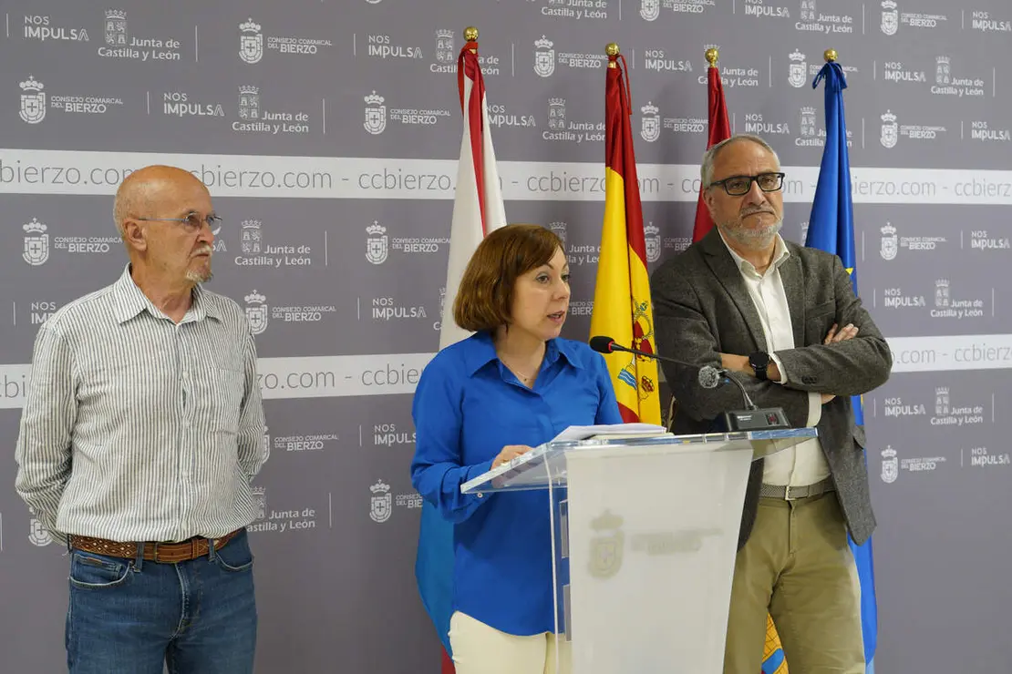 El presidente del Consejo Comarcal, Olegario Ram&oacute;n,  junto a la gerente del Banco de Tierras del Bierzo, Beatriz Anievas, informan sobre las nuevas actividades que organiza la instituci&oacute;n para el fomento de la actividad agr&iacute;cola