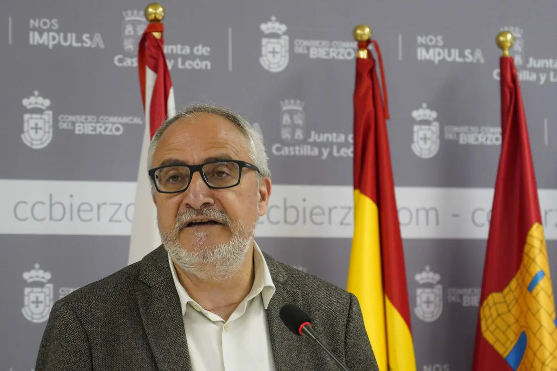 El presidente del Consejo Comarcal, Olegario Ram&oacute;n,  junto a la gerente del Banco de Tierras del Bierzo, Beatriz Anievas, informan sobre las nuevas actividades que organiza la instituci&oacute;n para el fomento de la actividad agr&iacute;cola
