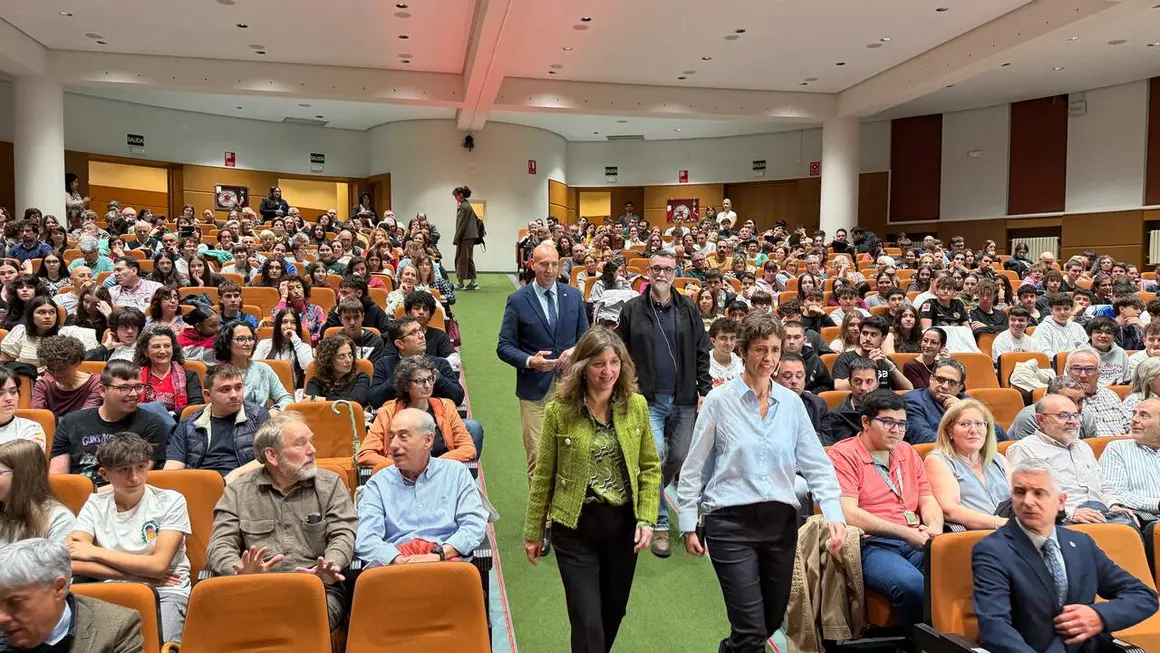 Dos expertos de la ESA explican en la ULE la importancia del eclipse del 12 de agosto, con presencia de la rectora Nuria Gonz&aacute;lez y el alcalde Jos&eacute; Antonio Diez. Foto: Ayto. de Le&oacute;n.