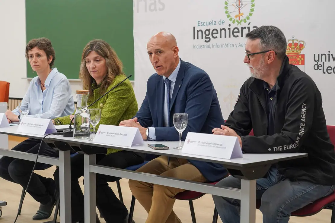 La Agencia Espacial Europea, la Universidad de Le&oacute;n y del Ayuntamiento de la ciudad organizan la jornada &lsquo;Le&oacute;n se viste de eclipse&rsquo;, en la que participan la directora de la misi&oacute;n Solar Orbiter de la ESA y especialista en F&iacute;sica Solar, Anik de Groof, y el astrof&iacute;sico y divulgador cient&iacute;fico, miembro del equipo Cesar de la ESA, Juan &Aacute;ngel Vaquerizo