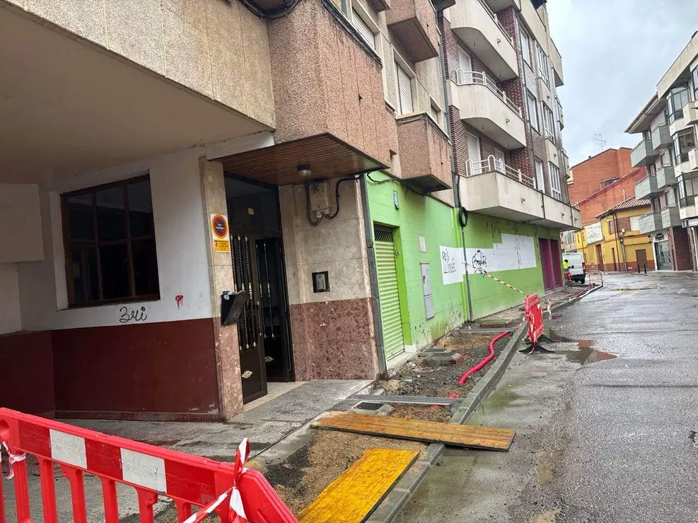 La "dejadez" de PP y UPL convierte a Valencia en "el pueblo de las vallas", dice el PSOE. Fotos: PSOE La Ba&ntilde;eza.