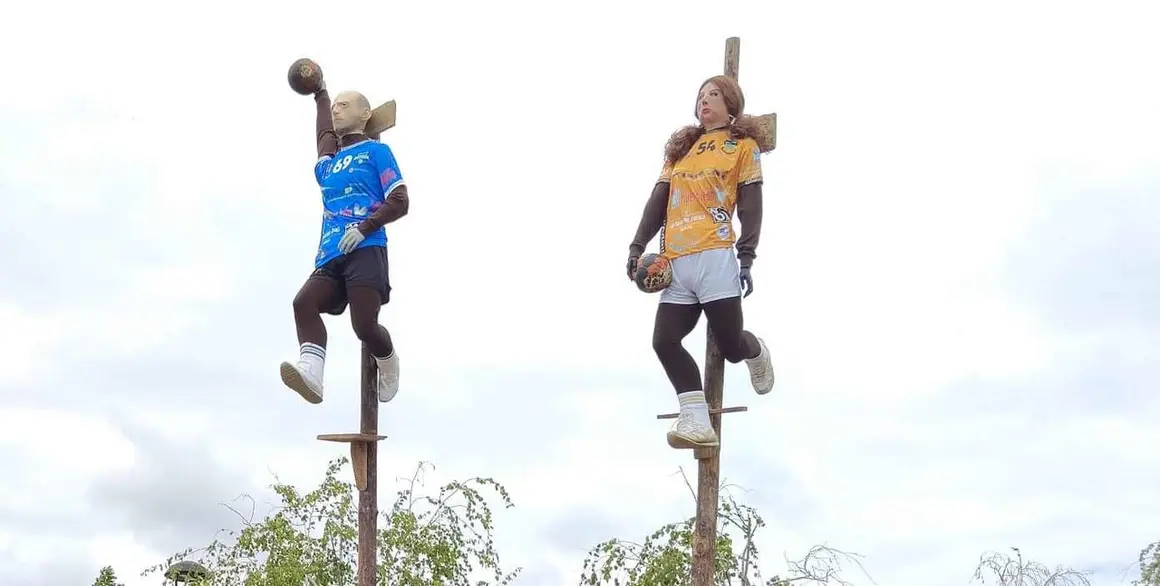 El municipio leon&eacute;s de Sariegos vuelve a convertir el cambio de estaci&oacute;n en una celebraci&oacute;n colectiva con el &lsquo;pinado&rsquo; de los Mayos, una tradici&oacute;n profundamente arraigada en la provincia que simboliza la llegada de la primavera. Las figuras se instalar&aacute;n el 30 de abril en las cuatro localidades del t&eacute;rmino municipal y permanecer&aacute;n expuestas hasta el 31 de mayo.