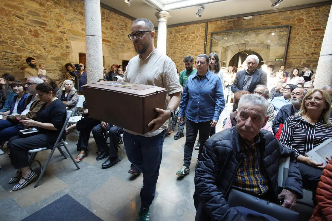 El colectivo Sputnik Labrego entrega de los restos del guerrillero Manuel Gir&oacute;n a sus familiares, tras su hallazgo en el antiguo cementerio del Carmen de Ponferrada