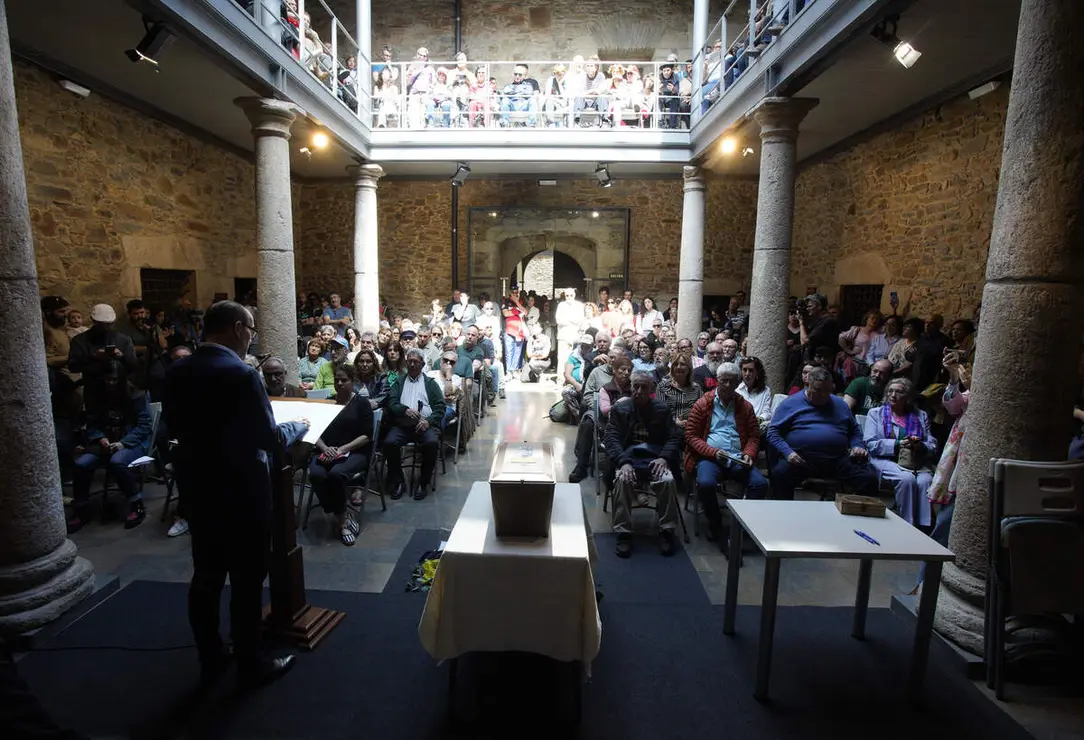 El colectivo Sputnik Labrego entrega de los restos del guerrillero Manuel Gir&oacute;n a sus familiares, tras su hallazgo en el antiguo cementerio del Carmen de Ponferrada
